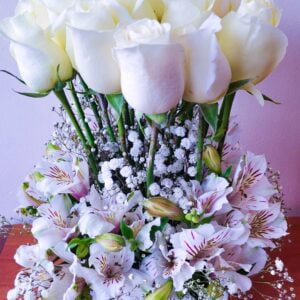 Elegante Arreglo de Rosas Blancas y Alstroemerias (A07) floreria en cusco