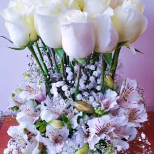 Elegante Arreglo de Rosas Blancas y Alstroemerias (A07) floreria en cusco