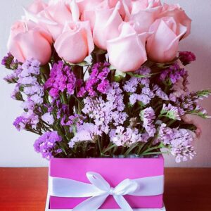 Arreglo de Rosas Rosadas con Toque de Statice Morado (A-43)