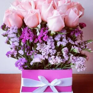 Arreglo de Rosas Rosadas con Toque de Statice Morado (A-43)
