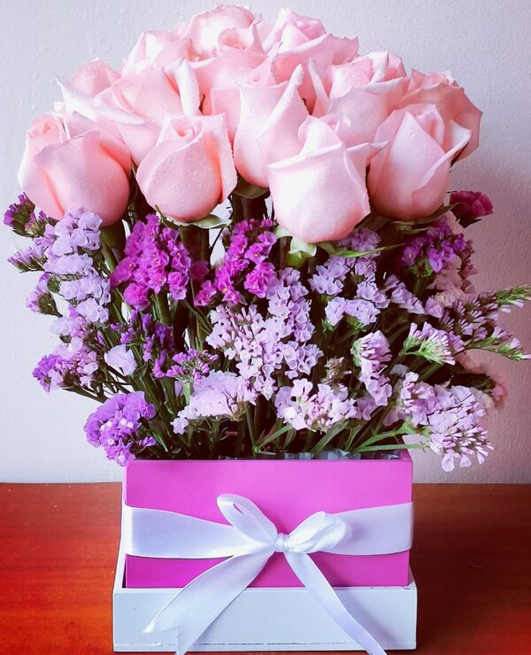 Arreglo de Rosas Rosadas con Toque de Statice Morado (A-43)