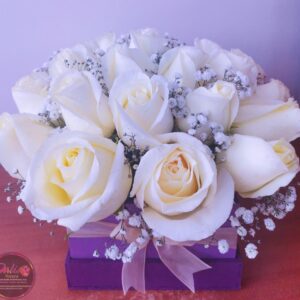 Hermoso Arreglo Floral Compuesto de rosas blancas (A-57)
