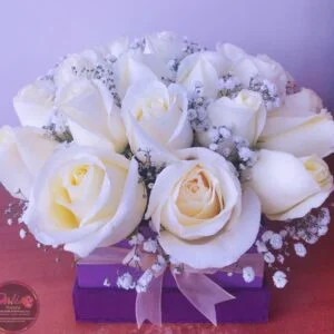 Hermoso Arreglo Floral Compuesto de rosas blancas (A-57)