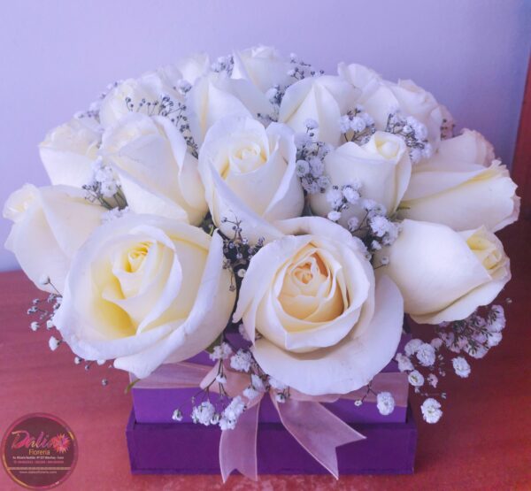 Hermoso Arreglo Floral Compuesto de rosas blancas (A-57)