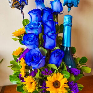 Arreglo Floral de Rosas Azules con Girasoles y Vino Espumante (A-67)