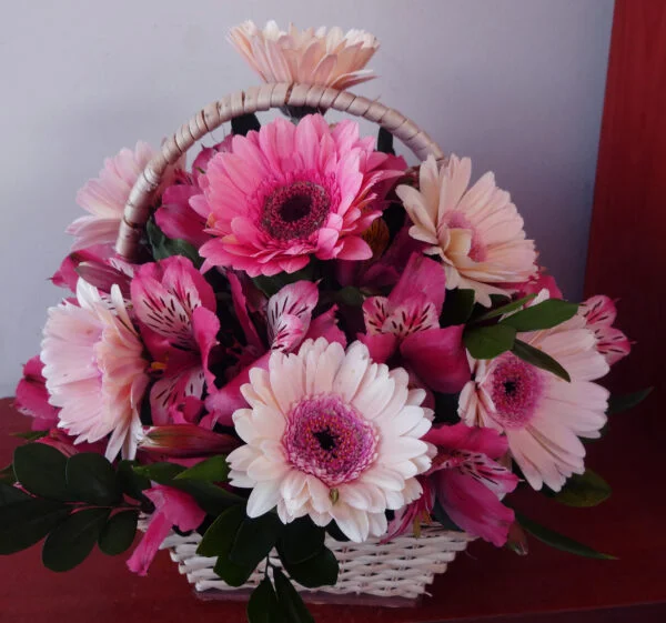 Canasta de Gerberas y Alstroemerias en Tonos Rosados (C-06)