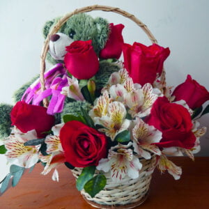 Canasta con Rosas, Alstroemerias y Osito de Peluche (C-05)