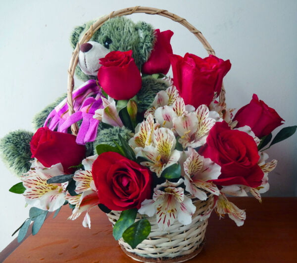 Canasta con Rosas, Alstroemerias y Osito de Peluche (C-05)