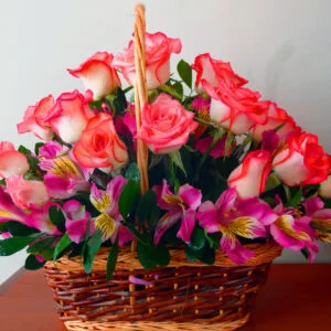 Canasta Floral Rosas y Astramelias C-07