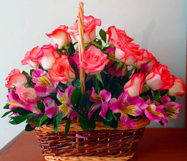 Canasta Floral Rosas y Astramelias C-07