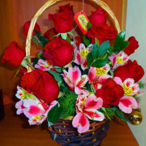 Canasta de Rosas Rojas y Alstroemerias – Elegancia Natural para Cualquier Ocasión (C-13)