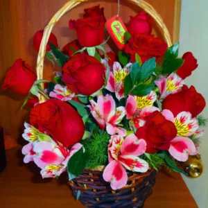 Canasta de Rosas Rojas y Alstroemerias – Elegancia Natural para Cualquier Ocasión (C-13)