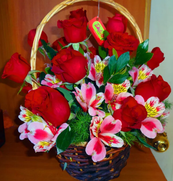 Canasta de Rosas Rojas y Alstroemerias – Elegancia Natural para Cualquier Ocasión (C-13)