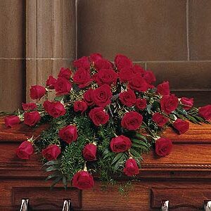 Manto de Rosas: Tributo Floral de Amor y Respeto