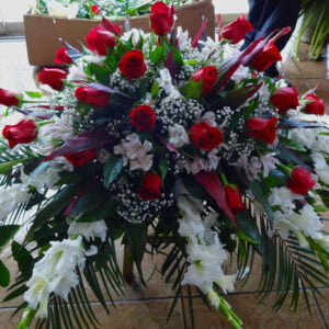 Elegancia y Serenidad: Manto Floral de Rosas y Blancos para el Último Adiós