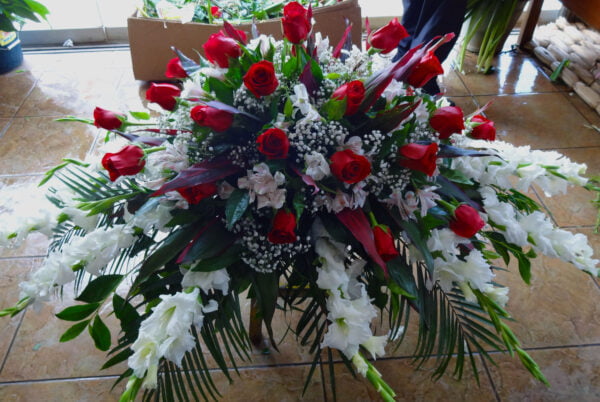 Elegancia y Serenidad: Manto Floral de Rosas y Blancos para el Último Adiós