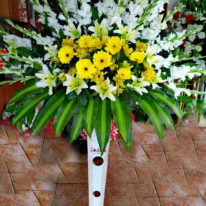 Arreglo Floral Solemne y Brillante (P-17) Dalias Floreria