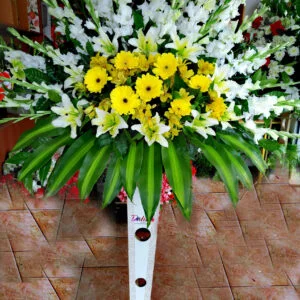 Arreglo Floral Solemne y Brillante (P-17) Dalias Floreria