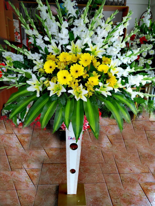 Arreglo Floral Solemne y Brillante (P-17) Dalias Floreria