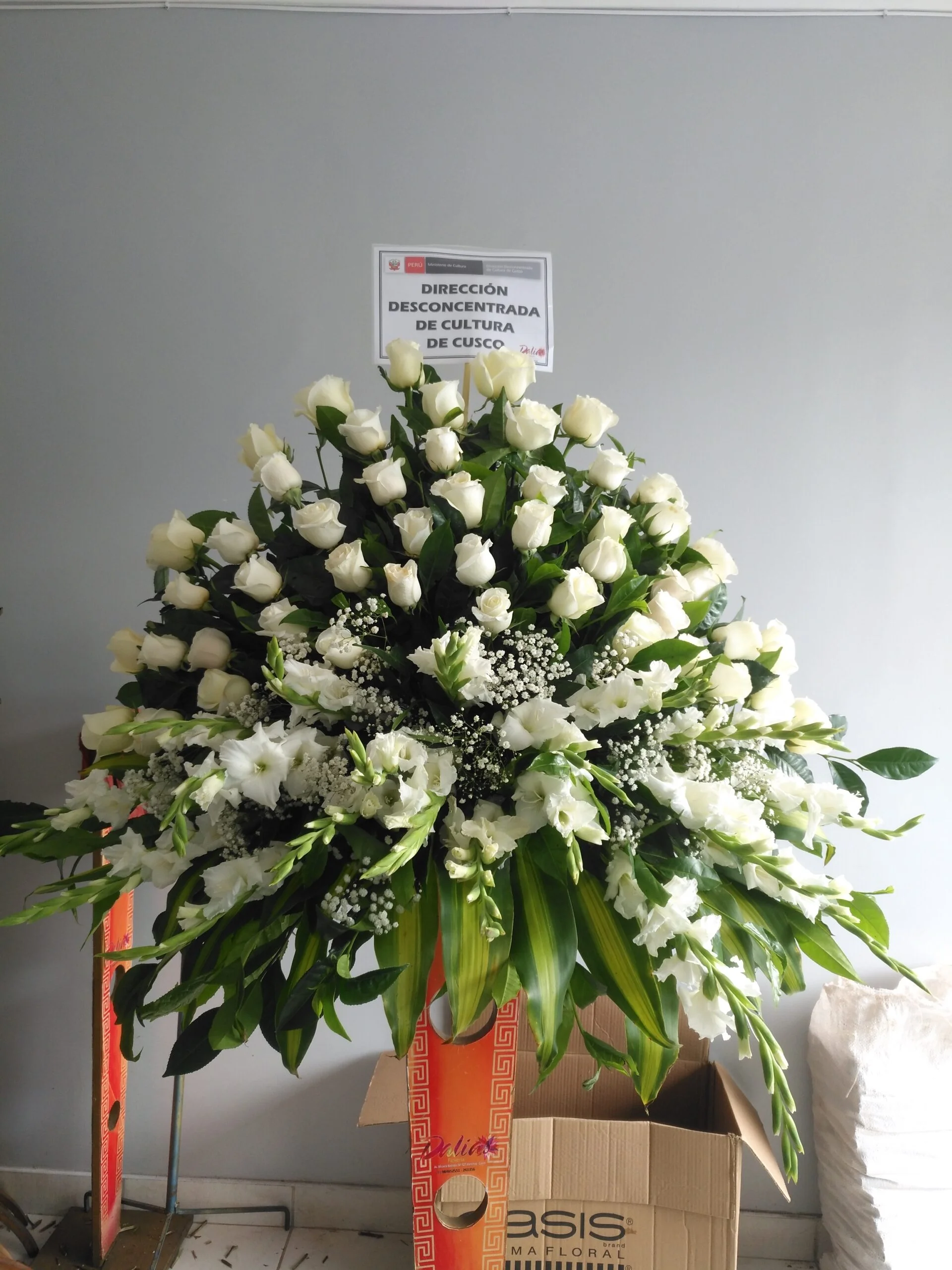 Arreglo Floral Pedestal Funebres Elegante en Blanco(P-02)