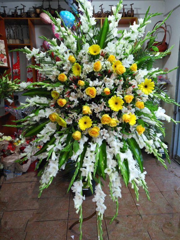 Arreglo Floral Condolencias, Colorido y Alegre (P-22) Dalias floreria