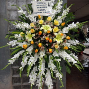Homenaje Floral con Rosas Amarillas y Gladiolos Blancos (P-25)