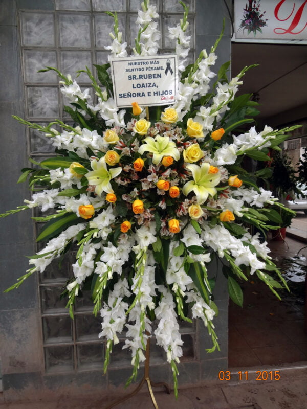 Homenaje Floral con Rosas Amarillas y Gladiolos Blancos (P-25)