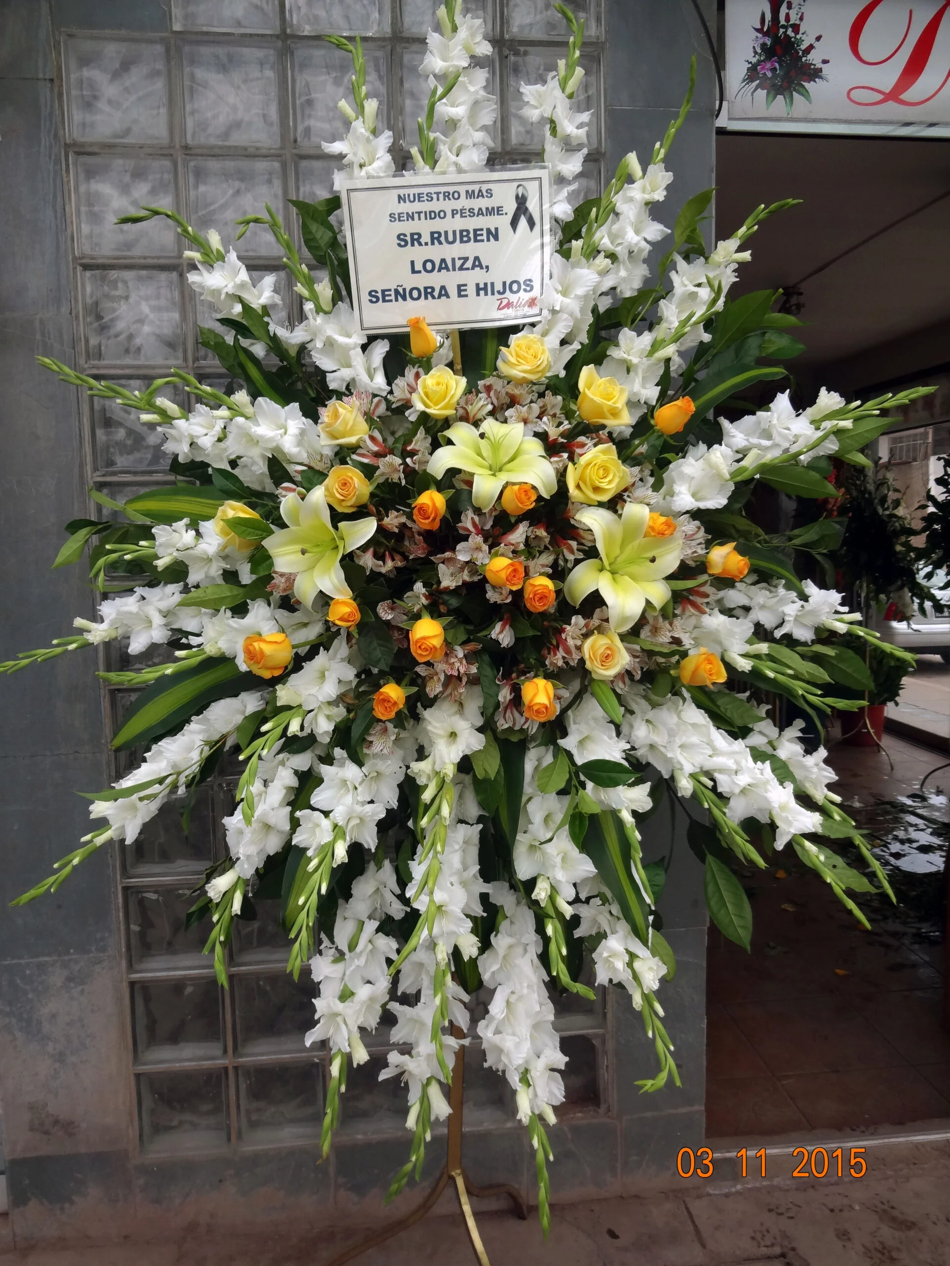 Homenaje Floral con Rosas Amarillas y Gladiolos Blancos (P-25)