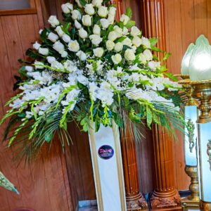 Arreglo Floral Pedestal Condolencia Elegante en Blanco (P-34) dalias floreria