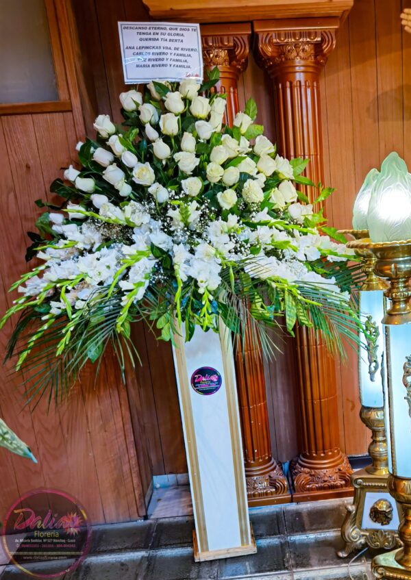 Arreglo Floral Pedestal Condolencia Elegante en Blanco (P-34) dalias floreria