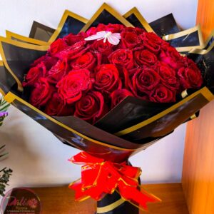 Ramo de Rosas Rojas en Envoltura Negra y Dorada (R-03)
