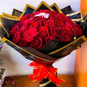 Ramo de Rosas Rojas en Envoltura Negra y Dorada (R-03)