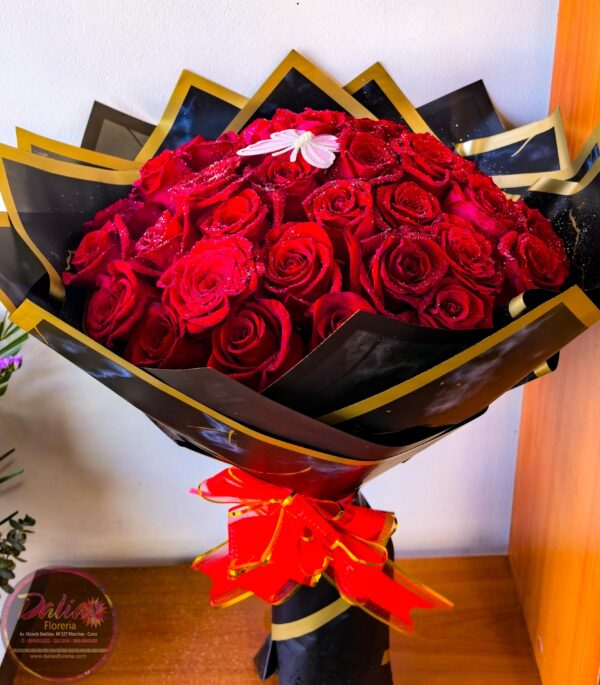 Ramo de Rosas Rojas en Envoltura Negra y Dorada (R-03)